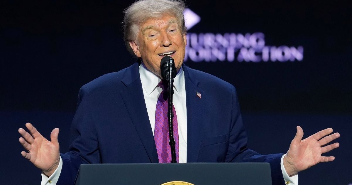 Imaginea îl înfățișează pe Donald Trump vorbind la o tribună.