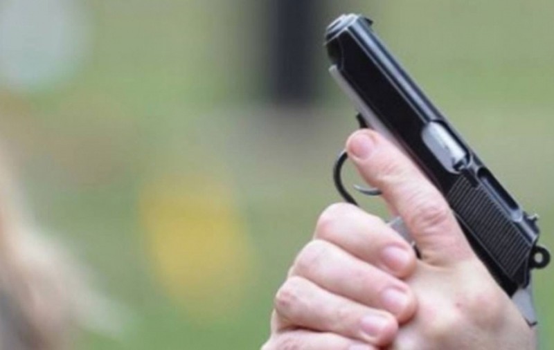 Un bărbat înarmat a fost victima unui furt! Doi tineri i-au luat o geantă cu o sumă frumușică