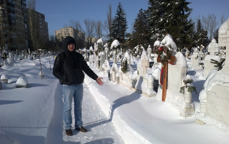 În cimitirul Ghencea Militar, o singură alee este deszăpezită "ca la carte": cea a generalului Mircea Oprescu | FOTO