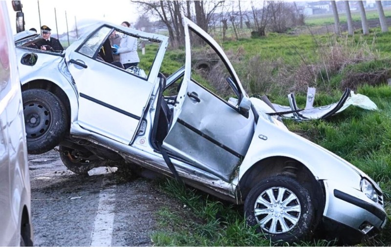 Un român a murit în Italia, după ce mașina în care era a ieșit de pe șosea și s-a izbit de un pod. Șoferul și alt pasager, proiectați în afara autoturismului