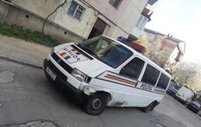 Urmărire ca-n filme în Maramureș. Beat și fără permis, un șofer a lovit autospeciala poliției