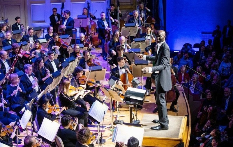 Tacko Fall, dirijor la concertul de Crăciun din Boston. Baschetbalistul de 2,29 metri a făcut show