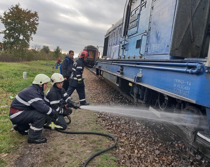 Locomotiva unui tren a luat foc în mers, în județul Satu Mare. Aproape 200 de călători erau în vagoane