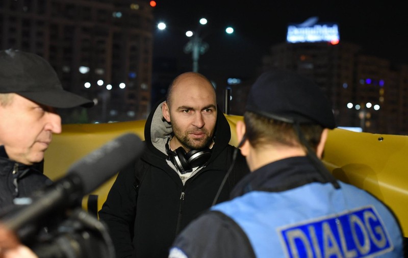 Cristian Dide, antreprenorul din Teleorman care a proiectat mesajul #rezist pe cladirea Guvernului, în timpul discursului lui Dragnea