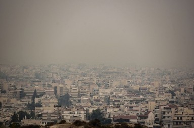 Cartiere din Atena, sub un nor de fum provocat de incendiile din nordul capitalei FOTO: Profimedia