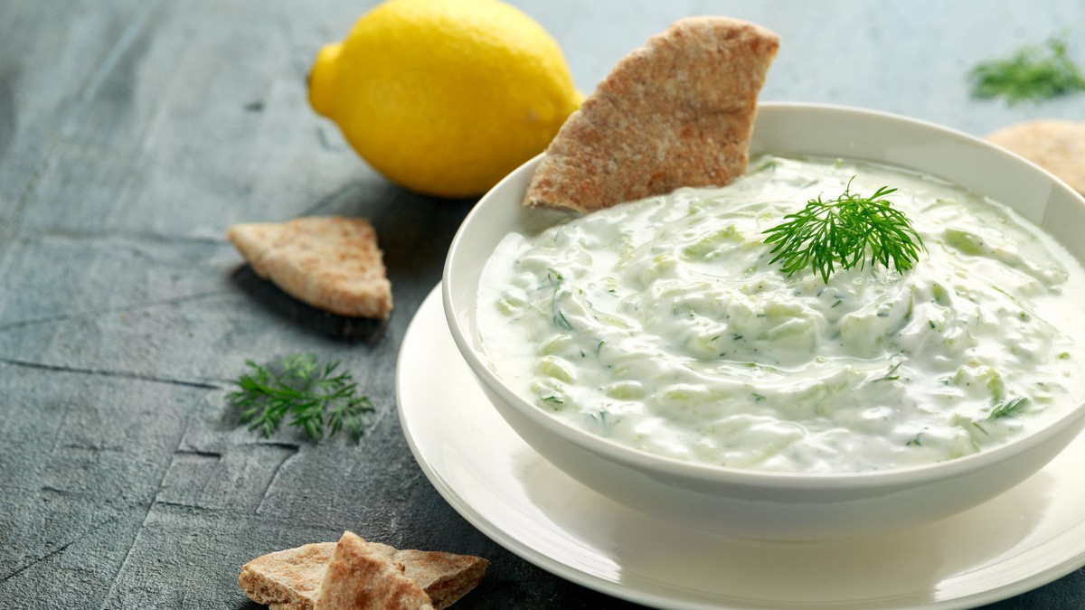 Sos tzatziki - rețeta originală. Cum se face și cu ce să îl servești