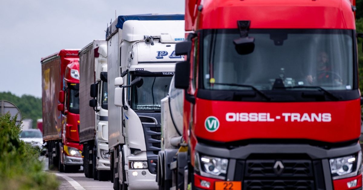 Camioane în coloană pe autostrada A-10 la stația de taxare Saint Arnoult, la sud-vest de Paris, Franța, pe 29 aprilie 2020