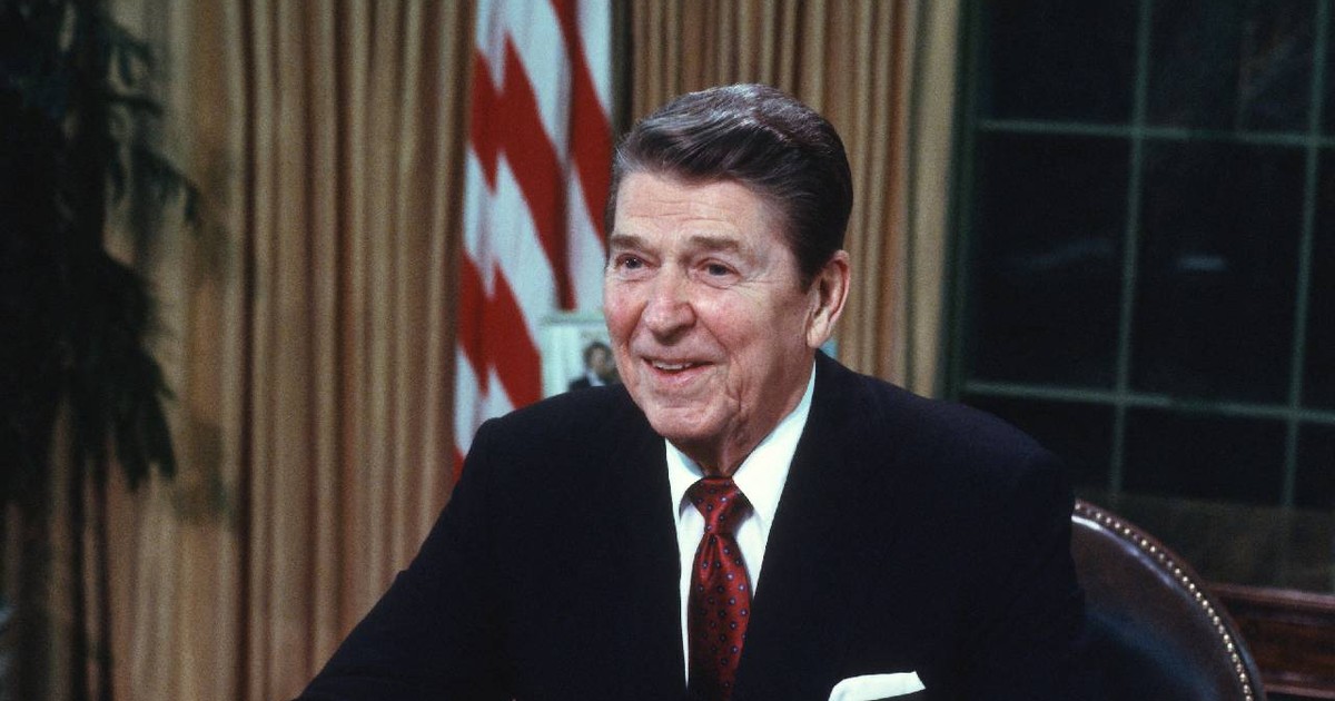 Ronald Reagan stă la birou la Casa Albă