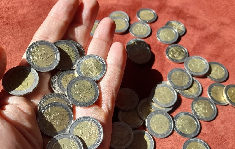 Escrocheria cu „2 euro” pusă la cale de cinci chinezi, în Italia: nici măcar experți ai BCE nu le puteau deosebi de originale