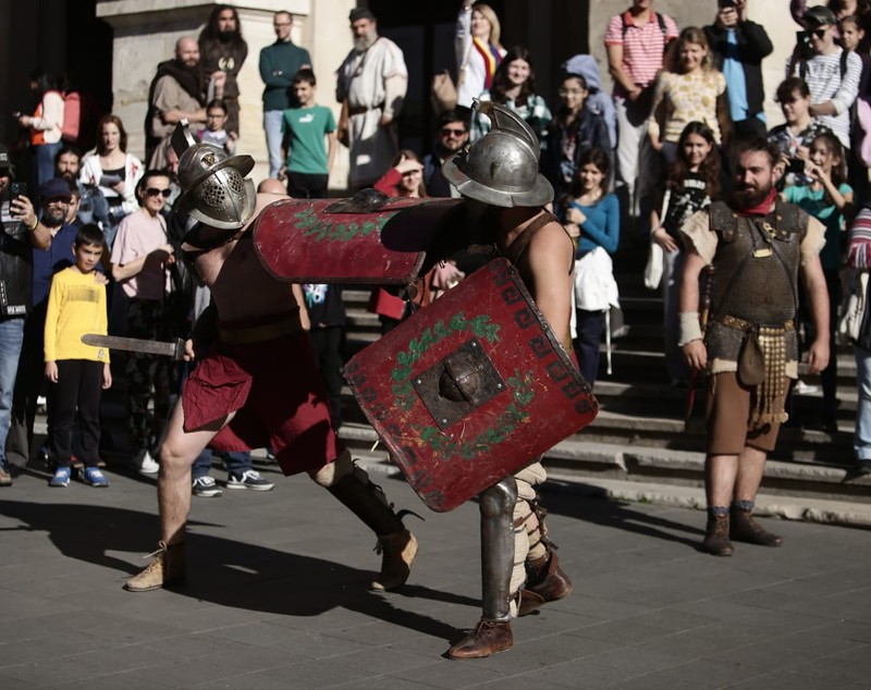 FOTOREPORTAJ. Lupte cu gladiatori pe Calea Victoriei din București, dar și mâncăruri preparate după rețete culinare antice