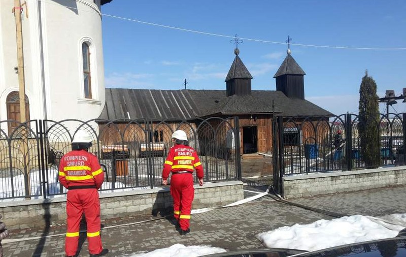 Biserică în flăcări la Buzău, în timpul slujbei de Sf. Andrei. Oamenii au fost evacuați