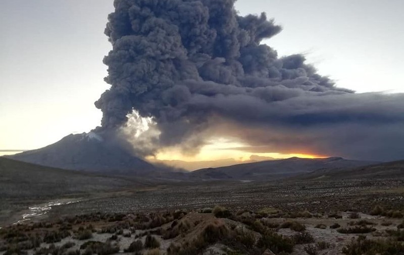 Vulcanul Ubinas din Peru a început să erupă. Sute de oameni, evacuați / FOTO&VIDEO
