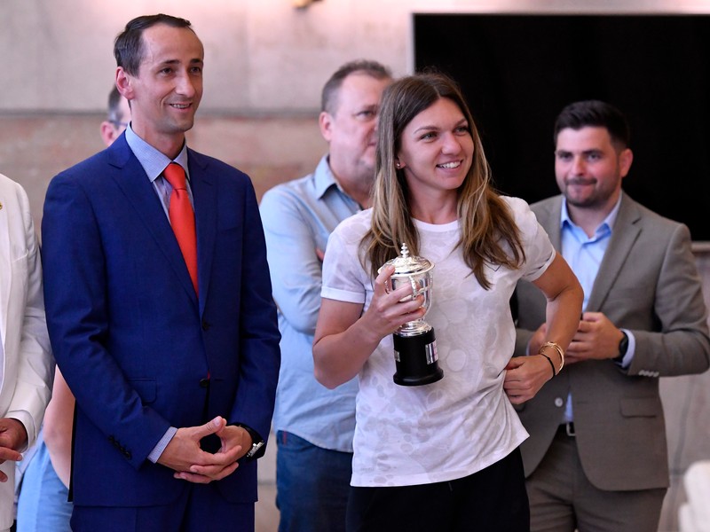 Simona Halep, însoțită de Mihai Covaliu, pe Aeroportul Henri Coandă, după ce a câștigat turneul de tenis de la Roland Garros, 11 iunie 2018.