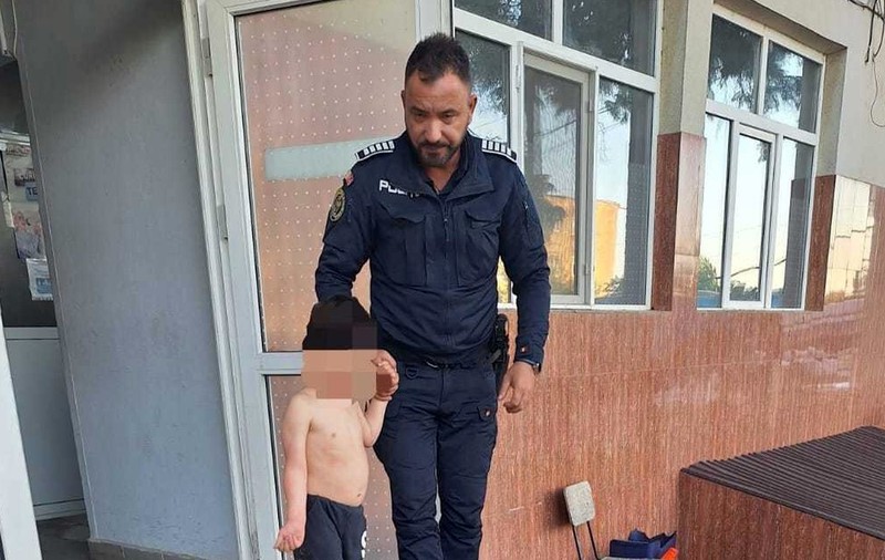 Un copil de 4 ani a căzut de la etajul 1 al unui bloc din Botoșani. Polițiștii l-au găsit pe stradă, aproape dezbrăcat