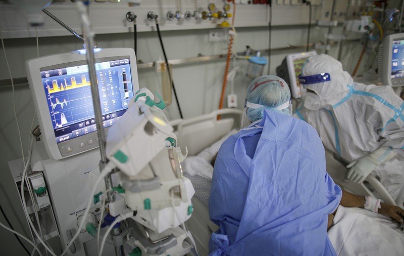 Pacienții cu COVID povestesc lupta pentru viață de la ATI: „Îmi amintesc vocea medicului care striga la mine: «Uită-te în ochii mei! Respiră!»”