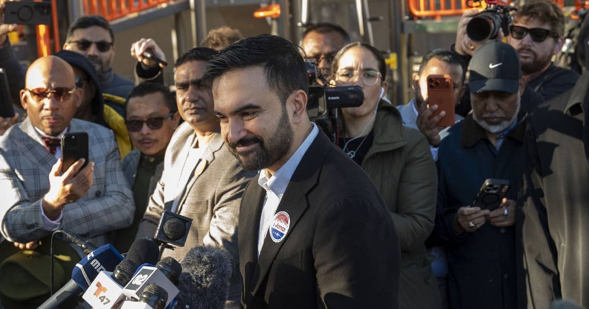 Candidatul democrat la primăria orașului New York, Zohran Mamdani, vorbește cu presa după ce și-a exprimat votul în alegerile generale de la liceul Frank Sinatra.