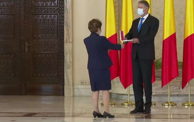 De Ziua Națională, Iohannis a decorat zeci de cadre medicale și profesori implicați în lupta cu COVID