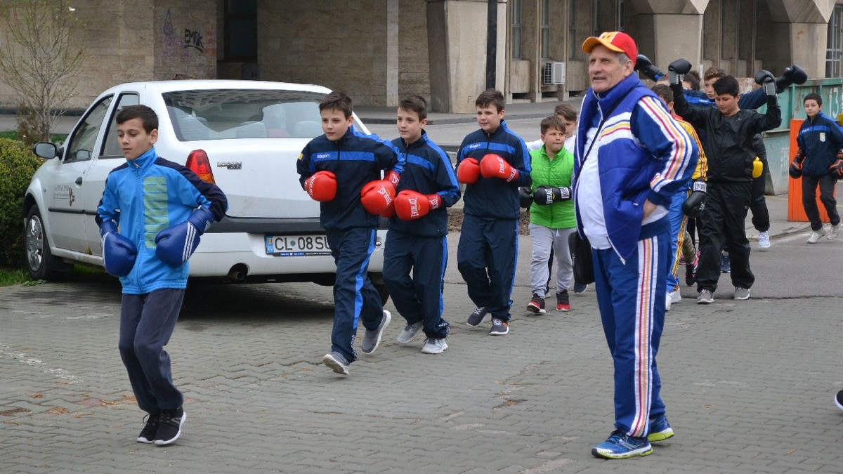 Sportivii de la CSM Ploiești s-au antrenat în fața Primăriei