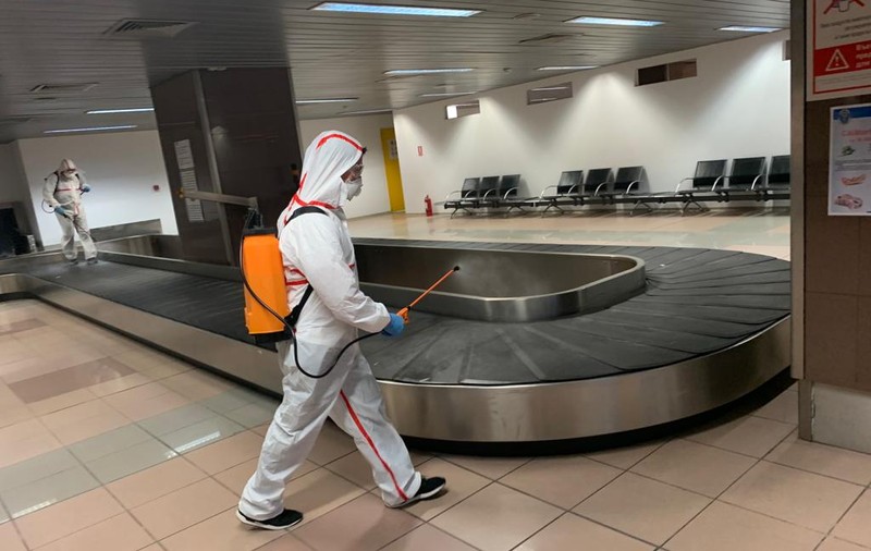 Măsuri de dezinfecție pentru coronavirus pe Aeroportul Otopeni. Ce se întâmplă în zona pe unde vin pasageri din alte țări cu COVID-19