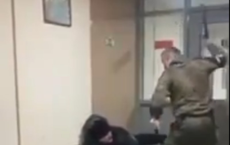 Disciplinare cu înjurături și bastoane electrice. Imagini din interiorul unei baze militare rusești