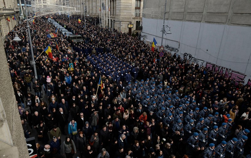 Agenția AP: "Funeraliile Regelui Mihai au reunit o familie colorată şi ciudată"