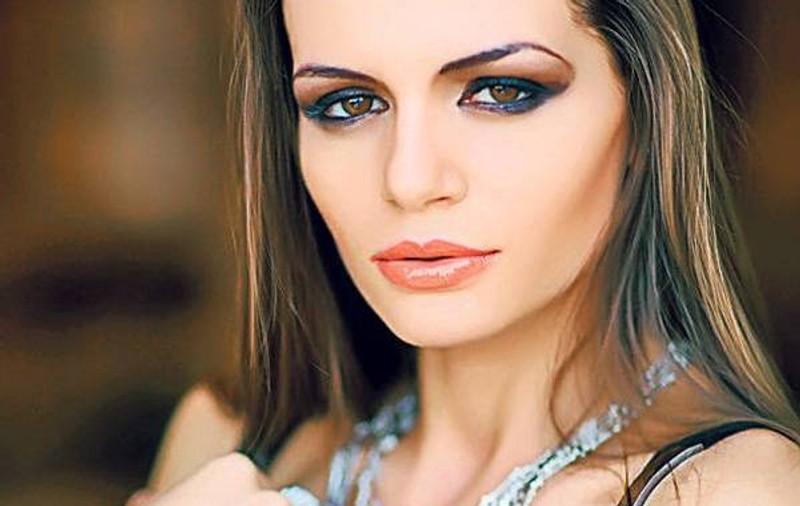 MONICA GABOR, la BRAȚUL celui mai mare STAR din SPORT! Intră s-o vezi îmbrăcată la patru ace, dar fără MACHIAJ! FOTO