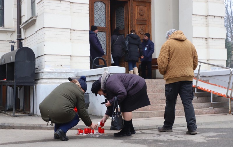 Momente dureroase la capela Cimitirului Bellu. Familia și prietenii își iau rămas bun de la Cristina Țopescu