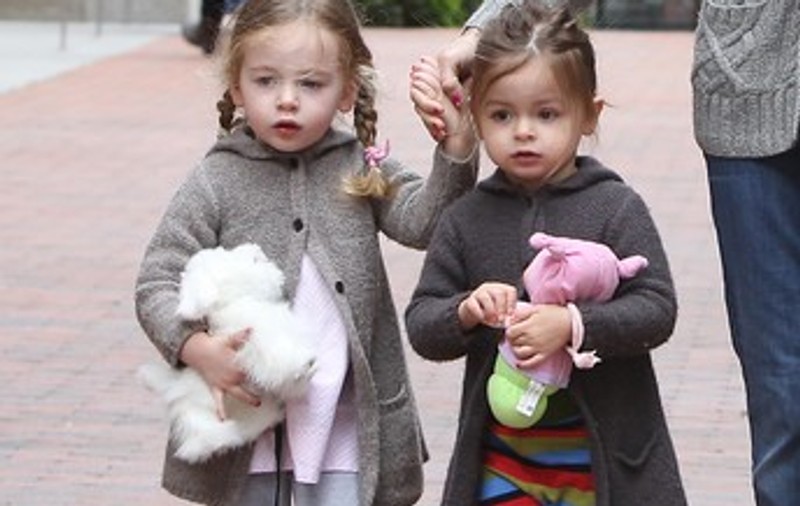 Sarah Jessica Parker, cu gemenele la plimbare. Vezi cât de drăguţe sunt fetiţele actriţei! FOTO