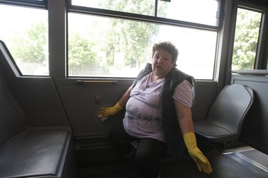 ”Aici am frecat atât de mult cu substanţe concentrate pentru a înlătura scrierile încât s-a distrus plasticul„
