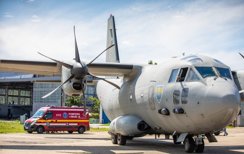 Șase pacienţi cu COVID în stare gravă, transferați de la Bucureşti la Târgu Mureş cu o aeronavă militară