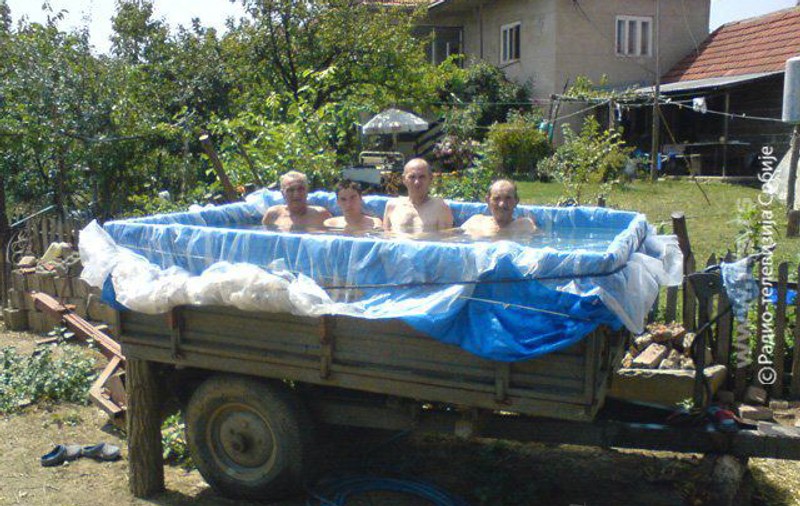 E veche, dar azi se potriveşte, e ca focu'! Hai în piscină, tataie! Like&share, să ne răcorim cu toţii! 