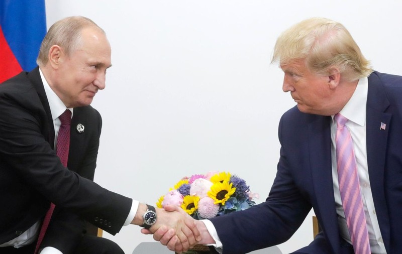 Donald Trump a glumit cu Vladimir Putin: ”Nu te mai implica în alegeri, te rog”