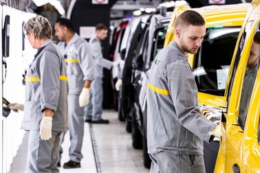 Angajați Renault. Foto EPA
