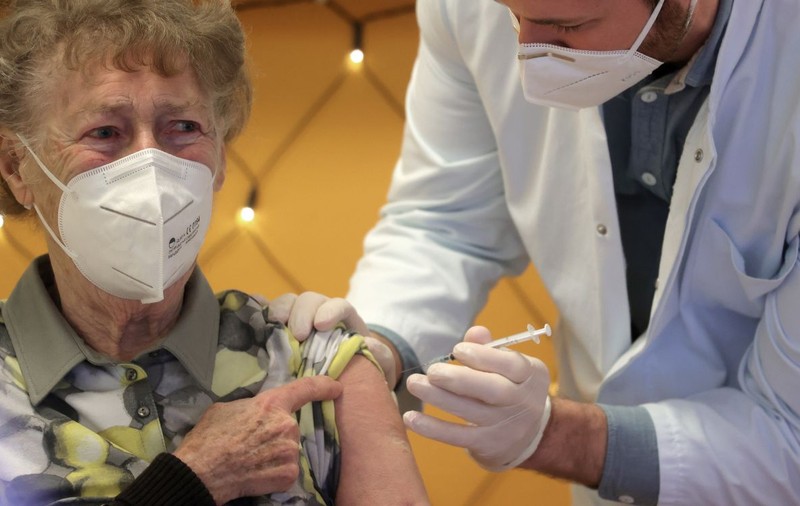 Germania și Danemarca iau în calcul să amâne administrarea celei de-a doua doze a vaccinului COVID, din cauza stocurilor limitate