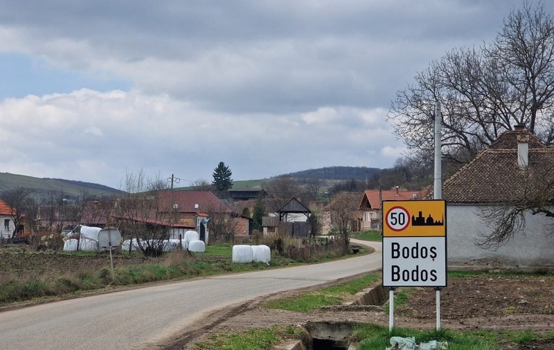 Cazul fetei din Covasna legate cu lanțuri de părinți. Primăria Baraolt: „Nu au fost efectuate vizite la domiciliu din 2020”, tatăl depunea lunar „un raport de activitate”