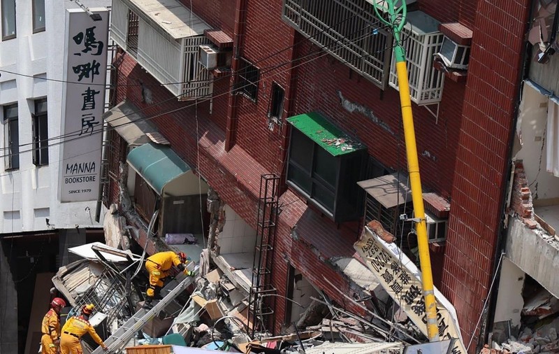„Suntem obișnuiți cu cutremurele, dar acesta a fost deosebit de înfricoșător”. Mărturiile taiwanezilor după seismul de peste 7 grade