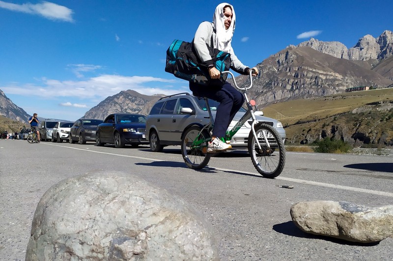 Un rus trece granița spre Georgia pe o bicicletă pentru copii | Foto: Profimedia
