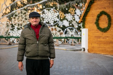 Costică Calmuschi, în fața bradului din centrul Brașovului
