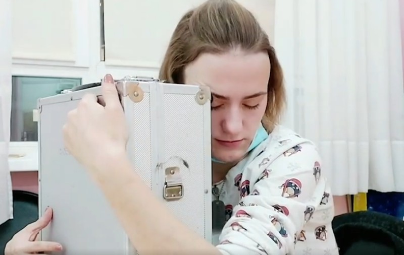 O rusoaică este căsătorită de trei ani cu servieta ei de metal: „Gideon mă cunoaște mai bine decât oricine”