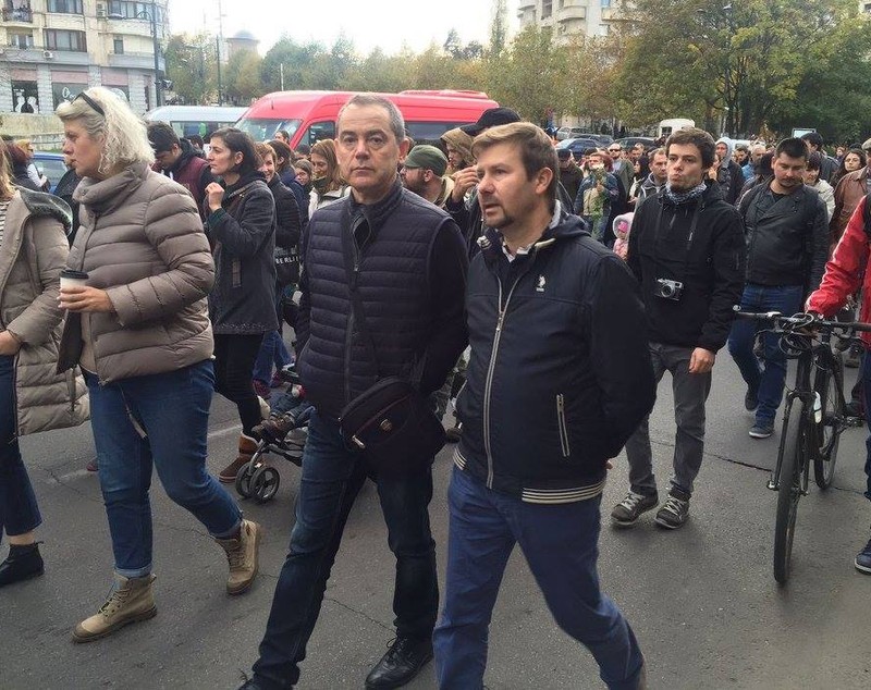 Un an de la Colectiv. Peste 5.000 de oameni s-au recules în fața clubului. Moment emoționat la ora 22.32