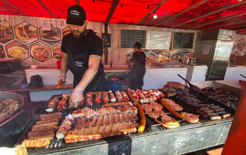 Evenimente gastronomice de 1 Mai în București: mici de un metru în parcul IOR și festin culinar lângă Arena Națională