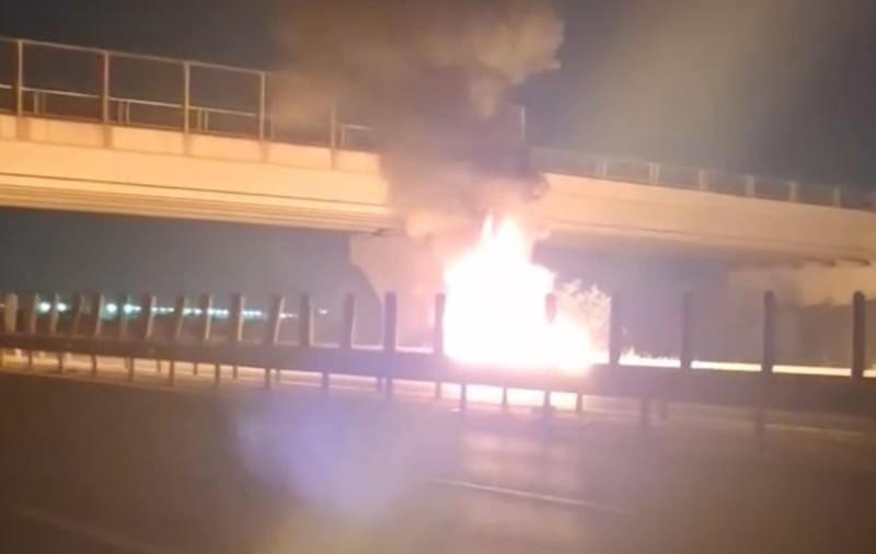 O mașină hibrid a luat foc și a ars complet pe autostrada A3. Cum au reușit pasagerii să se salveze | VIDEO