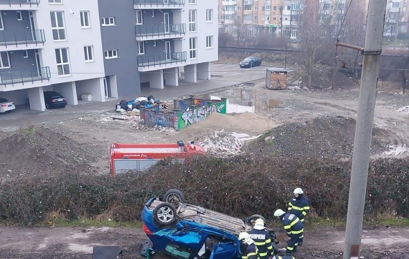 O mașină a căzut de pe un pod din Arad pe liniile de tramvai. O persoană a fost transportată la spital