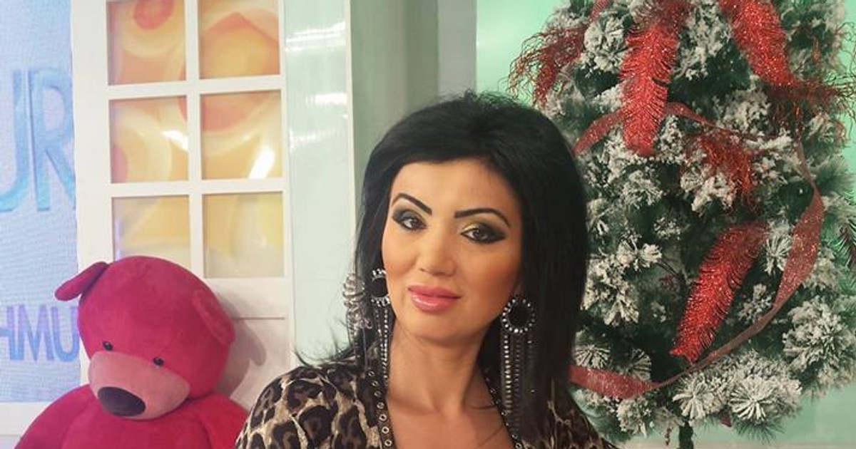 Adriana Bahmuțeanu, în studioul de televiziune, alături de bradul de Crăciun
