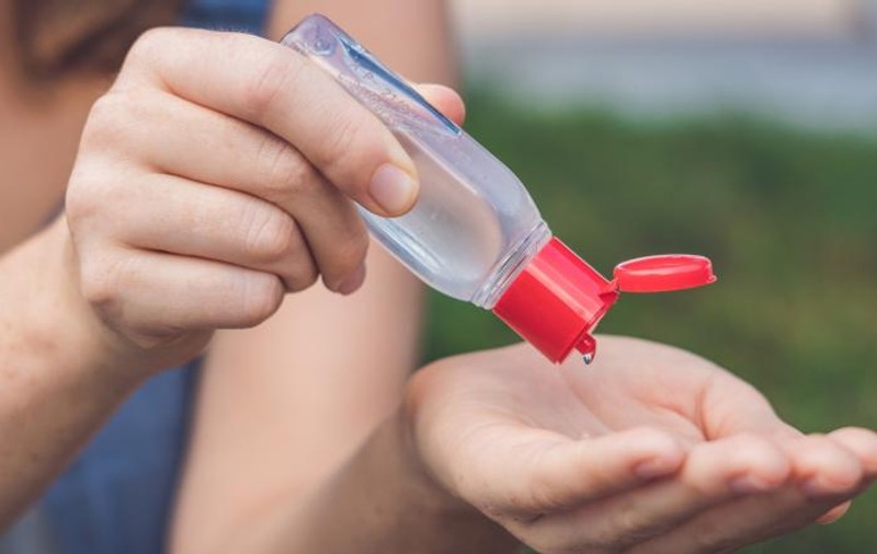 De la parfumuri de lux la sticluțe cu gel dezinfectant. „Facem 20.000 de sticle pe zi”
