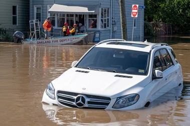 Pompierii intervin pentru a salva persoane prinse în mașinile luate de inundații în Lodi, New Jersey Foto: Profimedia