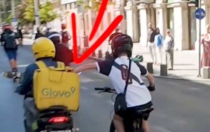 Un puști pe bicicletă a furat din mers mâncarea din geanta unui livrator din București, apoi a fugit | VIDEO