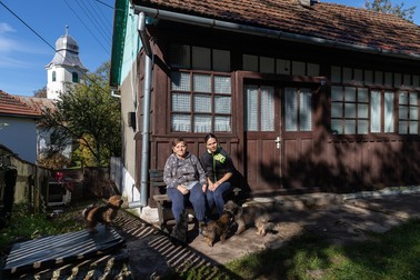 Ecaterina și fiica ei, Viorela, s-au întors în Roșia Montană când și-au epuizat proviziile luate la evacuare | Foto: Vlad Chirea / Libertatea