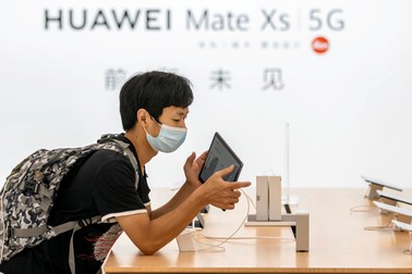 epa08544860 People wearing face masks visit Huawei's newest flagship store in Shanghai, China, 14 July 2020. People in Shanghai return to normal daily life as the city starts easing its coronavirus containment measures after second wave of COVID-19 outbreak in China mostly in Beijing. EPA-EFE/ALEX PLAVEVSKI