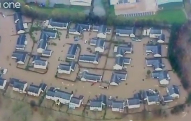 Ploile torenţiale şi viiturile "scufundă" Marea Britanie 